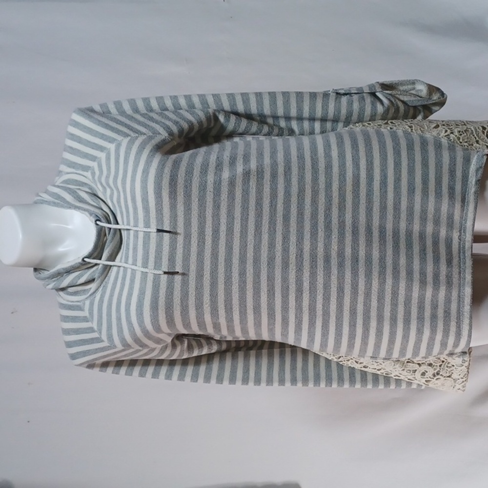 FRENCH LAUNDRY HOODIE SIZE 1X IN BEAUTIFUL GRAY AND WHITE STRIPES